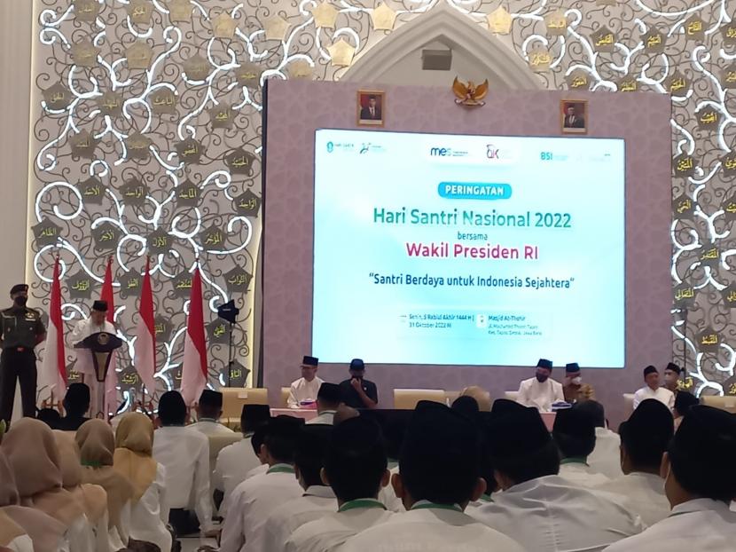 Wakil Presiden Maruf Amin saat menghadiri acara Hari Santri Nasional 2022 yang diselenggarakan Masyarakat Ekonomi Syariah (MES) di Masjid At Thohir, Depok, Senin (31/10). 