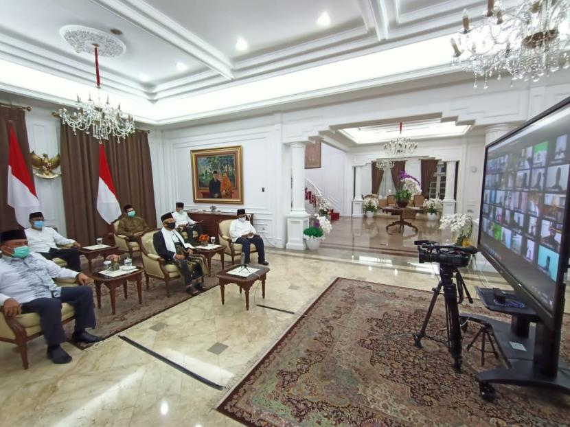 Wakil Presiden KH Ma'ruf Amin mengajak jajaran pimpinan Majelis Ulama Indonesia (MUI) se-Indonesia ikut memberi pemahaman masyarakat terhadap prosedur protokol kesehatan.