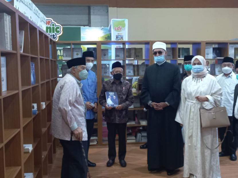 Wakil Presiden Maruf Amin saat mengunjungi Islamic Book Fair 2022 di Jakarta Convention Center (JCC) Senayan, Jakarta, Jumat (5/8). 
