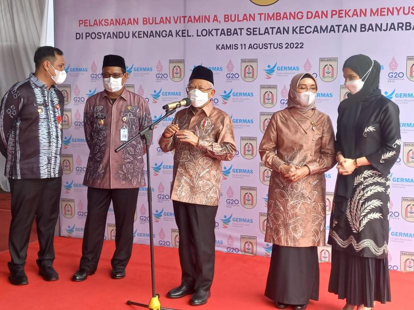 Wakil Presiden Maruf Amin saat mengunjungi Posyandu Kenanga Kelurahan Loktabat Selatan, Banjarbaru, Kalimantan Selatan, Kamis (11/8). 