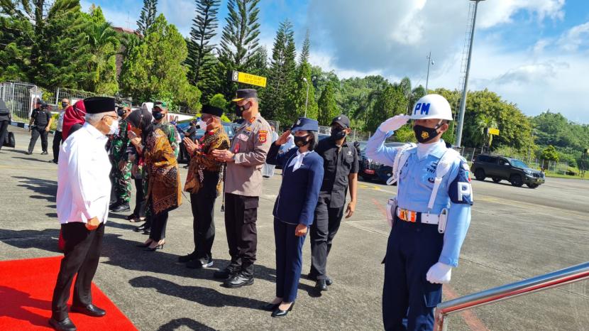 Wakil Presiden Ma'ruf Amin saat meninggalkan Bandar Udara Pattimura Ambon menuju kunjungan kerja ke Manokwari, Papua Barat, Kamis (14/10).