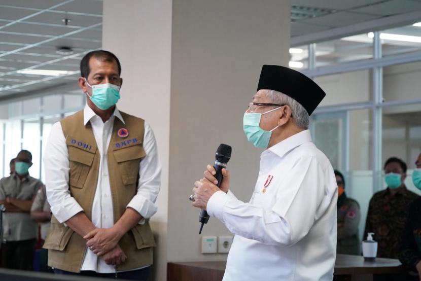 Wakil Presiden Maruf Amin saat meninjau Gugus tugas percepatan penanganan Virus di Graha BNPB, Jakarta, Senin (23/3).