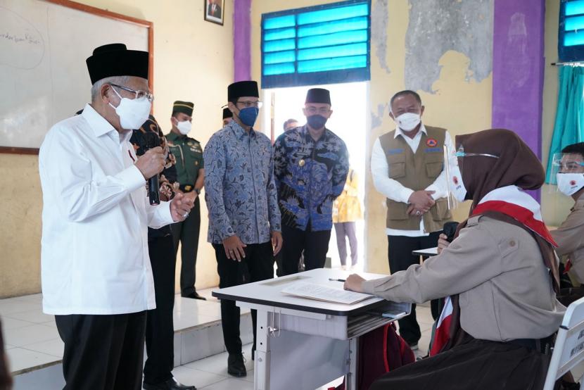 Wakil Presiden Ma'ruf Amin saat meninjau pelaksanaan PTM terbatas di sekolah dan vaksinasi pesantren di Provinsi Banten, Kamis (16/9).
