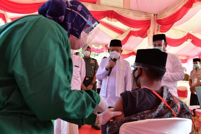 Wakil Presiden Ma'ruf Amin saat meninjau pelaksanaan vaksinasi Covid-19 di Pesantren Mahyal Ulum Al Aziziyah, Selasa (16/11).