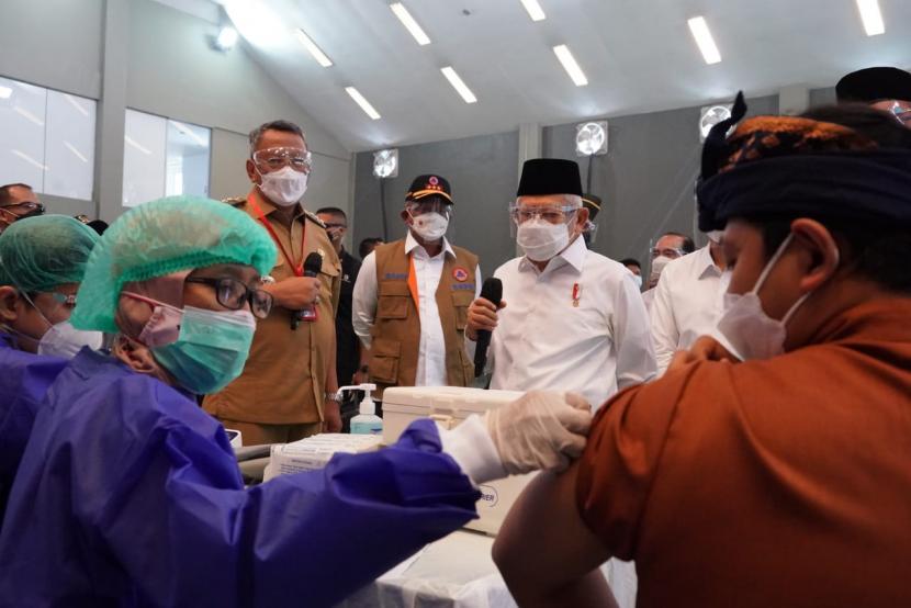 Wakil Presiden Ma'ruf Amin saat meninjau pelaksanaan vaksinasi di Kota Tangerang Selatan, Selasa (15/6).