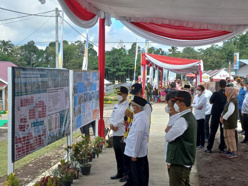 Wakil Presiden Ma'ruf Amin pagi ini bertolak ke Jawa Timur (Jatim) untuk meninjau hunian tetap (Huntap) dan hunian sementara (huntara) di Kabupaten Lumajang.