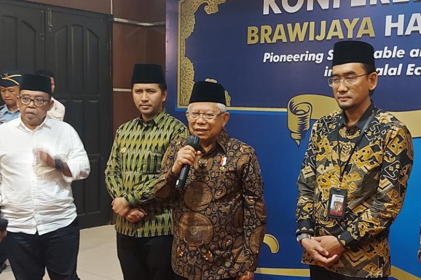 Wakil Presiden Maruf Amin saat menyampaikan keterangan dalam agenda Brawijaya Halal Summit 2024 di Universitas Brawijaya, Malang, Jawa Timur, Jumat (19/1/2024).