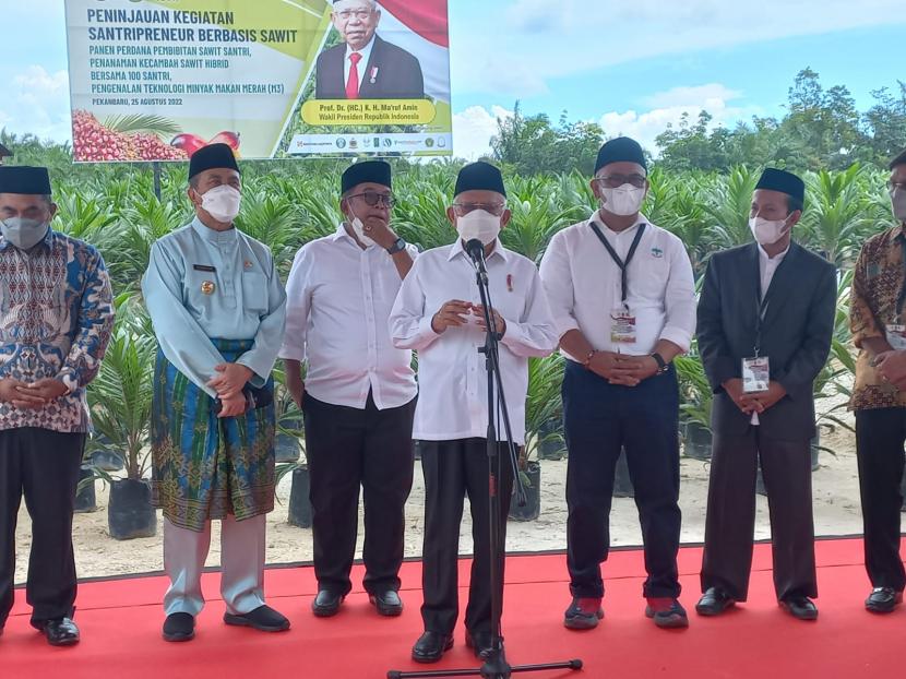 Wakil Presiden Maruf Amin saat  menyampaikan keterangan pers usai penanaman kecambah kelapa sawit di Pondok Pesantren Teknologi Riau, Kampar, Kamis (25/8). 