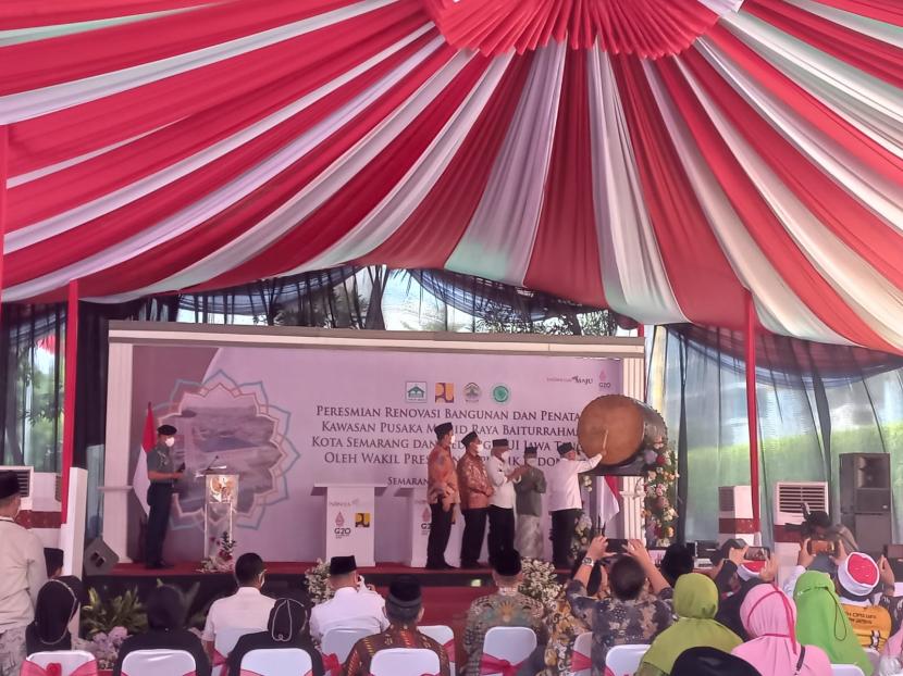 Wakil Presiden Maruf Amin saat meresmikan renovasi Masjid Raya Baiturrahman di Kota Semarang sekaligus Gedung Majelis Ulama Indonesia (MUI) Jawa Tengah, Jumat (23/9/2022). 