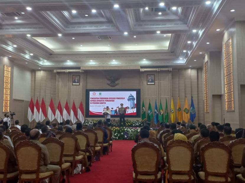 Wakil Presiden Ma'ruf Amin saat sambutan di acara Penguatan Pembinaan Ideologi kepada Aparatur Pemerintah Banten di Kantor Gubernur Banten, Serang, Senin (14/11). 