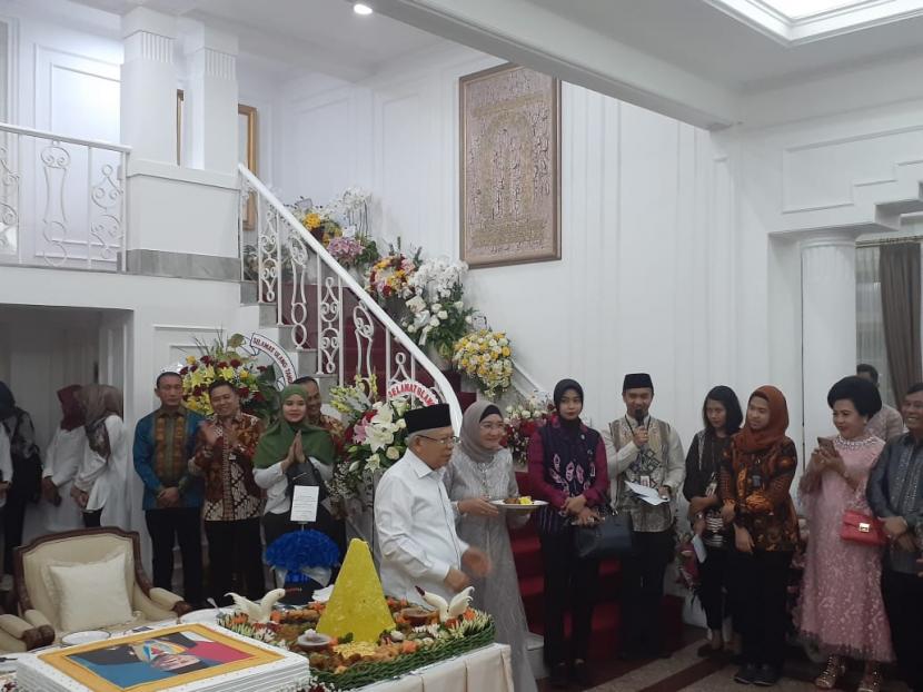 Wakil Presiden Maruf Amin saat tasyakuran miladnya ke-77 di rumah dinas Wapres, Jalan Diponegoro, Menteng, Jakarta.(Republika/Fauziah Mursid)