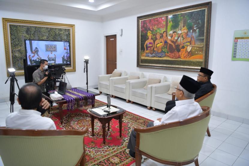 Wakil Presiden Maruf Amin saat teleconference dengan wartawan dari Rumah Dinas Wapres, Menteng, Jakarta, Kamis (2/4).).