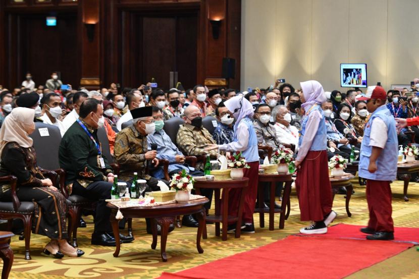 Wakil Presiden Maruf Amin saat tiba-tiba ditanya seorang Penyuluh Antikorupsi Cilik di peringatan Hari Antikorupsi Sedunia 2022 di Hotel Bidakara, Jakarta, Jumat (9/12/2022). 