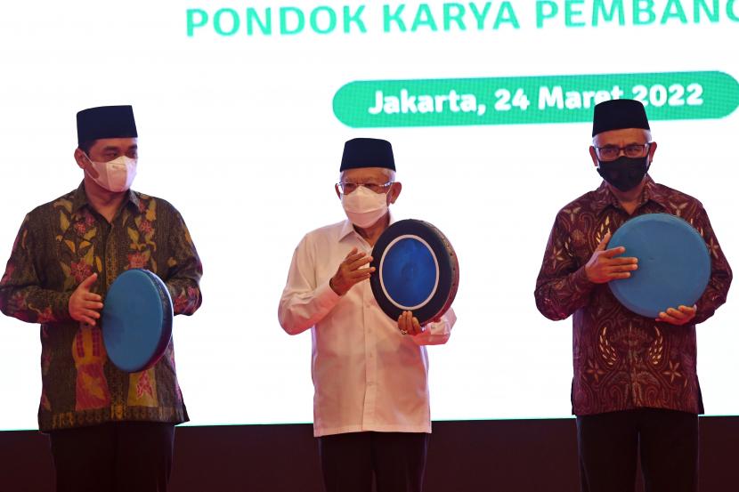 Wakil Presiden KH Ma'ruf Amin (tengah). Wapres meresmikan Bank Wakaf Mikro (BWM) Pesantren Modern Pondok Karya Pembangunan DKI Jakarta, Kamis (24/3/2022).