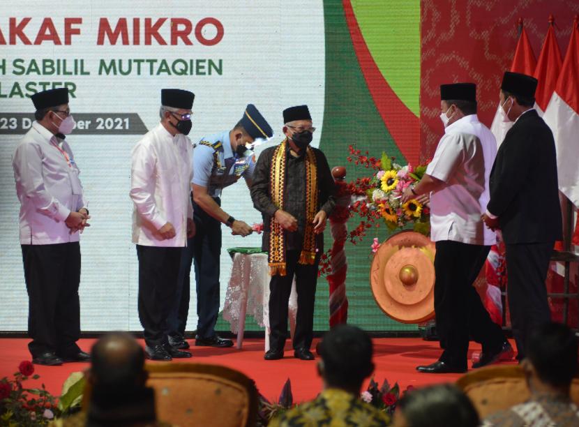 Wakil Presiden KH Ma'ruf Amin (tengah). Wapres mengatakan, jumlah Bank Wakaf Mikro saat ini sudah 62 unit di Indonesia.