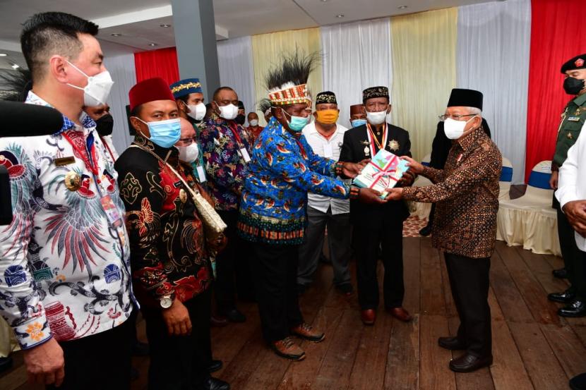 Wakil Presiden Maruf Amin usai menerima berbagai aspirasi dari para tokoh adat Papua Barat di Kaimana, Kamis (1/12). 