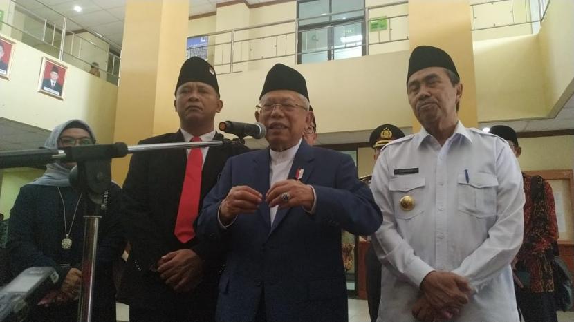 Wakil Presiden Maruf Amin usai menerima penganugerahan gelar Bapak Ekonomi Syariah Indonesia dari Universitas Islam Negeri (UIN) Sultan Syarif Kasim (Suska) Riau, Jum