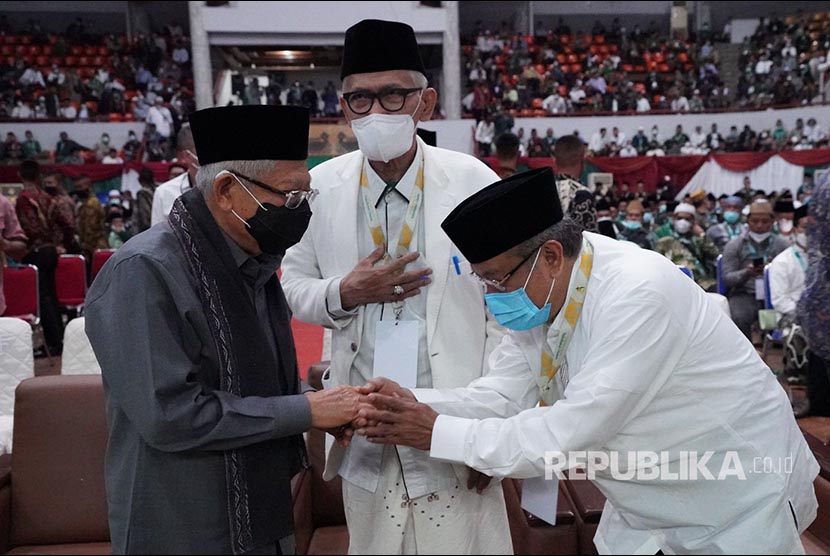 Wakil Presiden Maruf Amin yang juga bagian Tim Ahlul Walii Wal Aqdi (AHWA) bersama Rais Aam PBNU KH Miftachul Akhyar  (tengah) dan Kyai Saiq Aqil Siradj (kanan) di Sidang Pleno III dan IV Muktamar Ke-34 NU di Universitas Lampung, Bandar Lampung, Jumat (24/12) dini hari. 