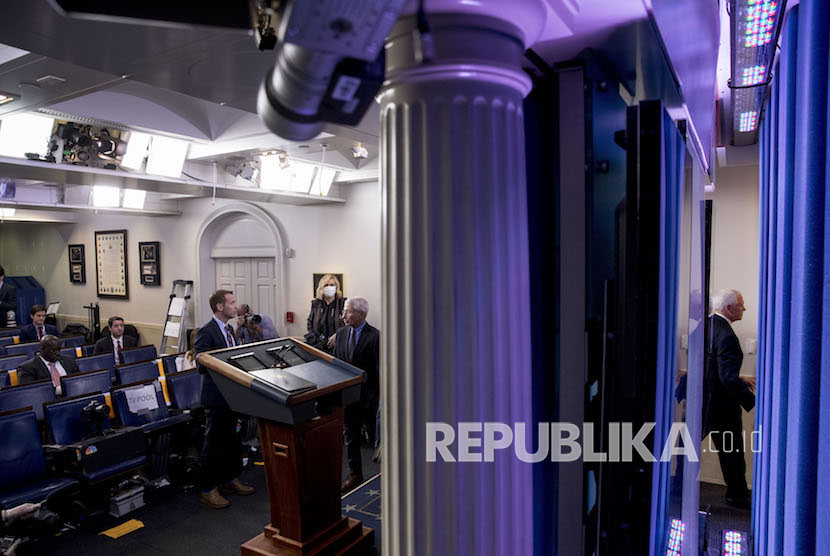   Wakil Presiden Mike Pence meninggalkan Ruang Briefing James Brady usai konferensi pers di Gedung Putih, Kamis (9/4) waktu setempat.