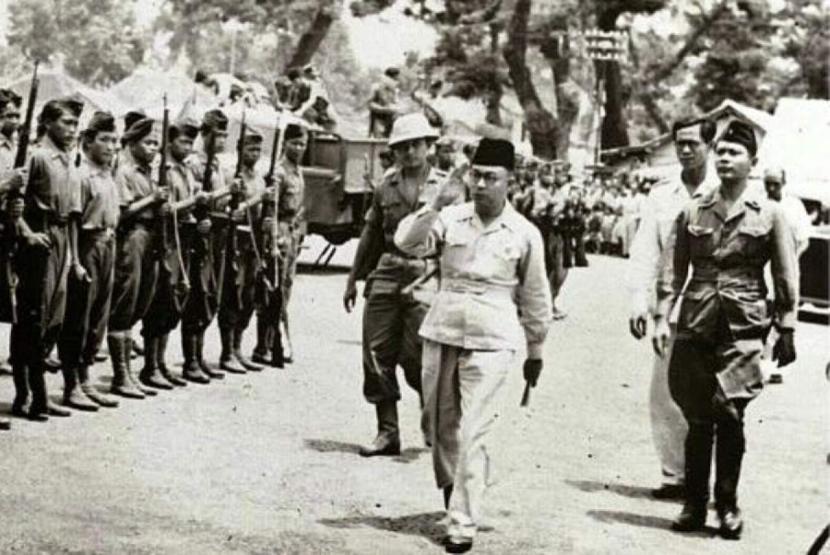 Wakil Presiden Mohammad Hatta saat mengawasi penumpasan Pemberontakan Madiun 1948.