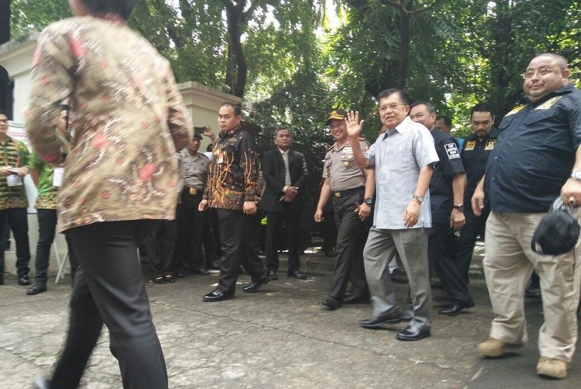 Wakil Presiden Republik Indonesia Jusuf Kalla bersama dengan istrinyaMufidah Jusuf Kalla dan putrinya Chairani Jusuf Kalla, serta didampingi oleh Kapolri Tito Karnavian berjalan menuju Tempat Pemungutan Suara (TPS) 03 Kelurahan Pulo, Jakarta Selatan, Rabu 