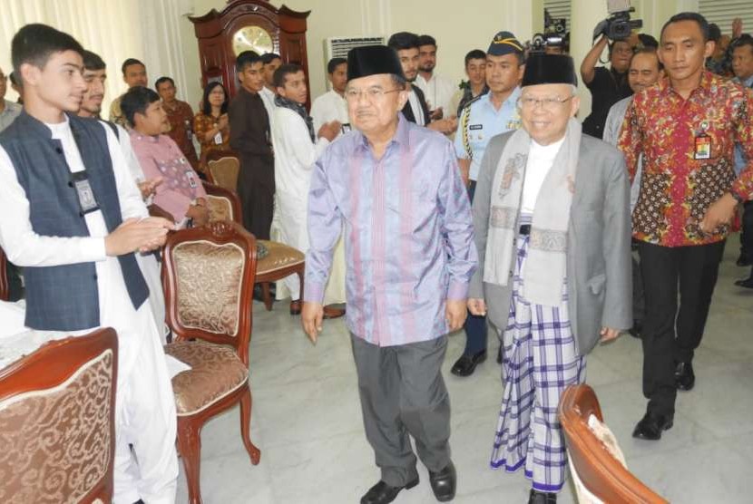 Wakil Presiden Republik Indonesia Jusuf Kalla (JK) membuka Diklat Pendalaman Agama Islam Siswa Afghanistan di Istana Wakil Presiden.Tampak KH Ma'ruf Amin menemaninya.