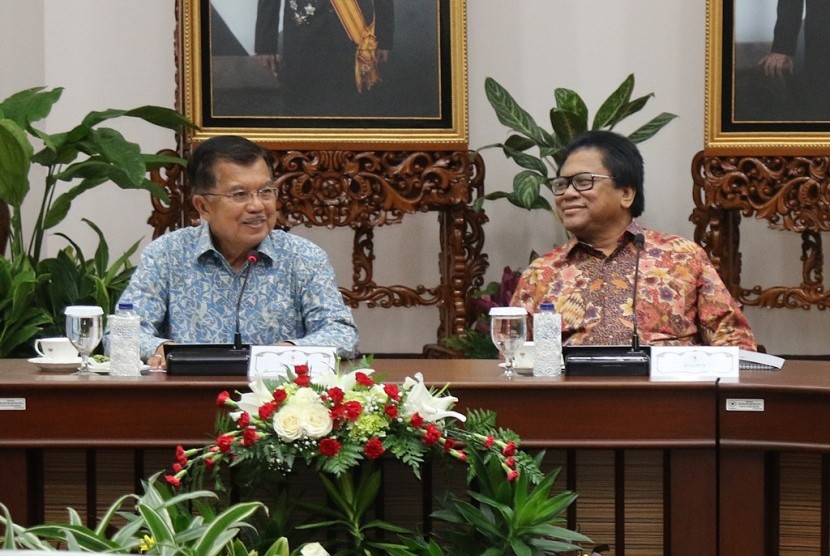 Wakil Presiden Republik Indonesia Jusuf Kalla (kiri) dan Ketua DPD Republik Indonesia Oesman Sapta (kanan).