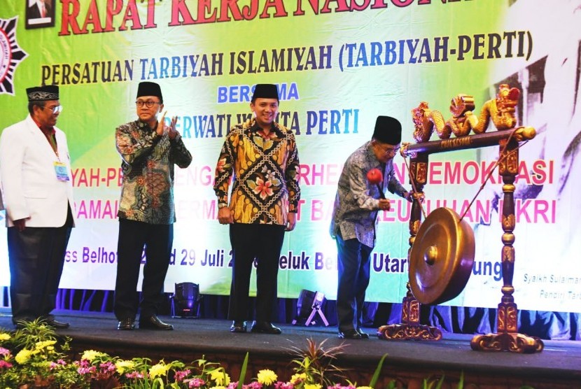 Wakil Presiden Republik Indonesia Jusuf Kalla memukul gong sebagai tanda resmi dibukanya Rakernas Persatuan Tarbiyatul Islamiyah (Perti) yang berlangsung di Bandar Lampung, Sabtu (28/7).