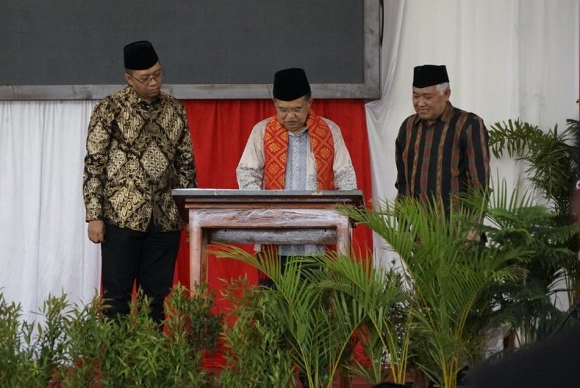 Wakil Presiden Republik Indonesia Jusuf Kalla meresmikan berbagai fasilitas di Pesantren Modern Internasional (PMI) Dea Malela, yang berlokasi di Kabupaten Sumbawa, Provinsi Nusa Tenggara Barat, Sabtu (3/8).