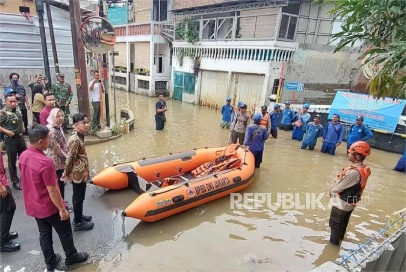 Wakil Presiden RI Gibran Rakabuming Raka (tiga kiri) meninjau warga terdampak banjir di Bidara Cina, Cawang, Jakarta Timur, Kamis (28/11/2024).