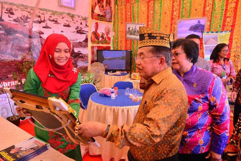 Wakil Presiden RI, H.M. Jusuf Kalla, didampingi Menteri Lingkungan Hidup dan Kehutanan, Siti Nurbaya, meninjau stand pameran pada Puncak Peringatan Hari Lingkungan Hidup Sedunia Tahun 2016 di Siak, Prov. Riau, Jum'at, (22 /7).