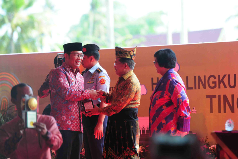 Wakil Presiden RI, H.M. Jusuf Kalla, menyerahkan penghargaan Adipura Kirana kepada Walikota Bandung, Ridwan Kamil, pada Puncak Peringatan Hari Lingkungan Hidup Sedunia Tahun 2016 di Siak, Prov. Riau, Jum'at, (22/7).