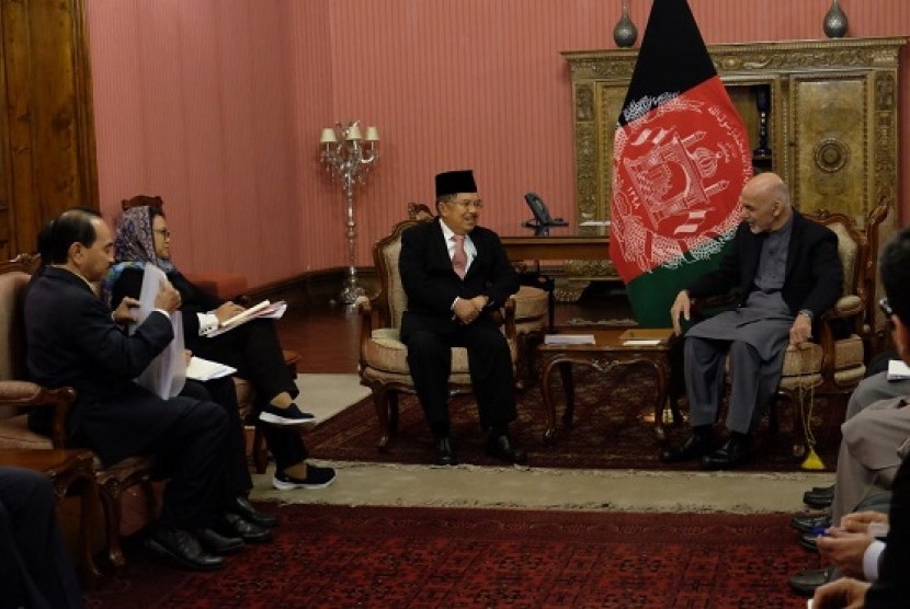 Wakil Presiden RI HM Jusuf Kalla bertemu dengan Presiden Afganistan Ashraf Ghani di Istana Haram Sarai, Kabul, Selasa (27/2). 