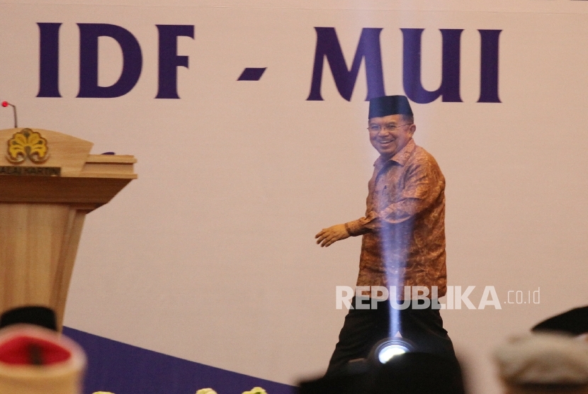 Wakil Presiden RI, Jusuf Kalla berjalan menuju podium saat menghadiri acara Tasyakur milad MUI ke-41, halal bihalal sekaligus grand launching Islamic Development Fund (IDF) di Jakarta, Kamis (4/8).