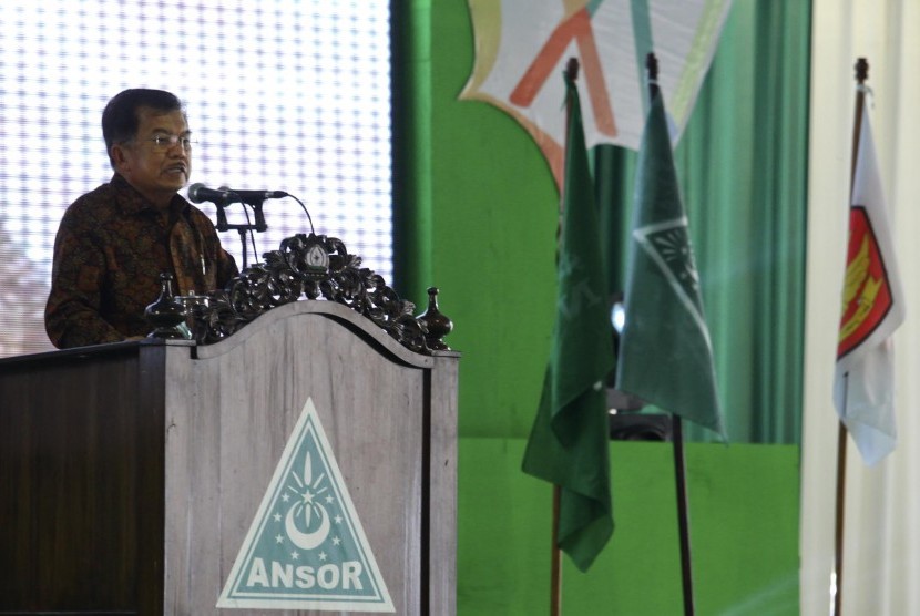 Wakil Presiden RI, Jusuf Kalla berpidato saat membuka acara Silaturahmi Akbar dan Kongres XV GP Ansor di Pondok Pesantren Sunan Pandanaran, Sleman, Yogyakarta (26/11). 