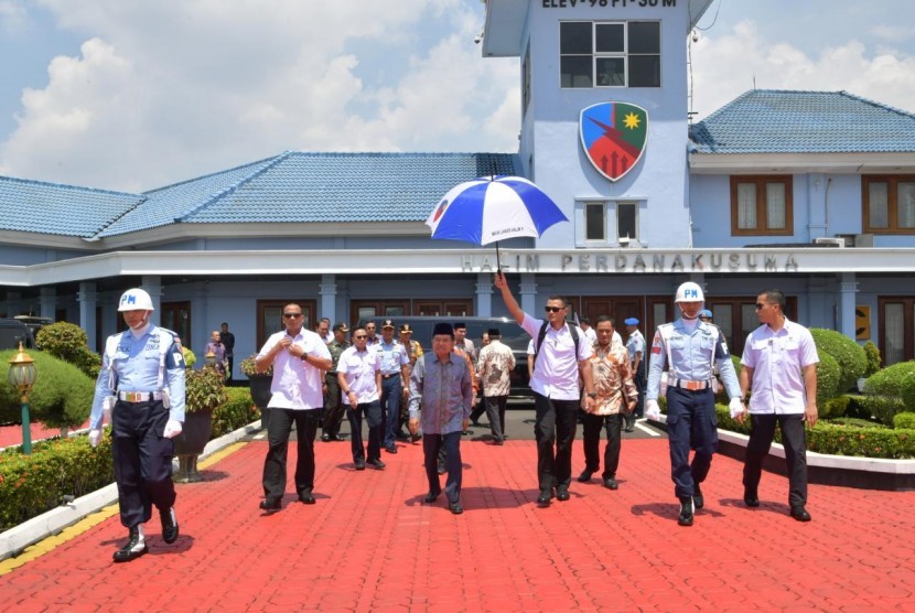Wakil Presiden RI Jusuf Kalla bertolak ke Surabaya untuk menghadiri silaturahim para kiai muda di Surabaya, Jawa Timur, Sabtu (23/2).