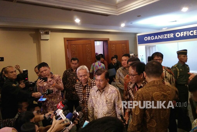 Wakil Presiden RI Jusuf Kalla dan Menteri ESDM Ignasius Jonan memberikan keterangan pers usai membuka Indonesia International Geothermal Convention & Exhibition di JCC, Rabu (2/8). 