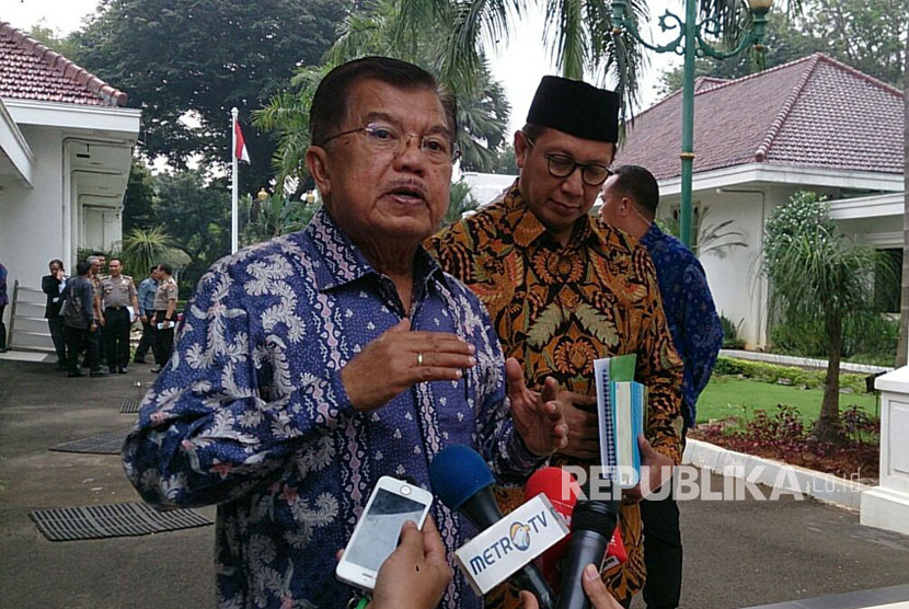 Wakil Presiden RI Jusuf Kalla (kiri) dan Menteri Agama Lukman Hakim Saifuddin.