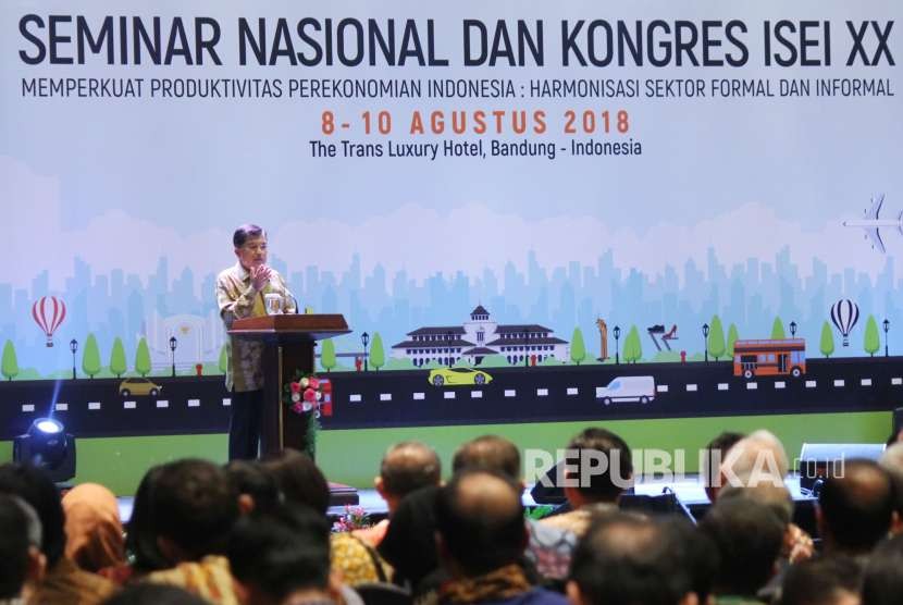 Wakil Presiden RI Jusuf Kalla (JK) memberikan sambutan pada pembukaan Seminar nasional dan Kongres Ikatan Sarjana Ekonomi Indonesia (ISEI) XX di The Trans Luxury Hotel, Kota Bandung, Rabu (8/8).