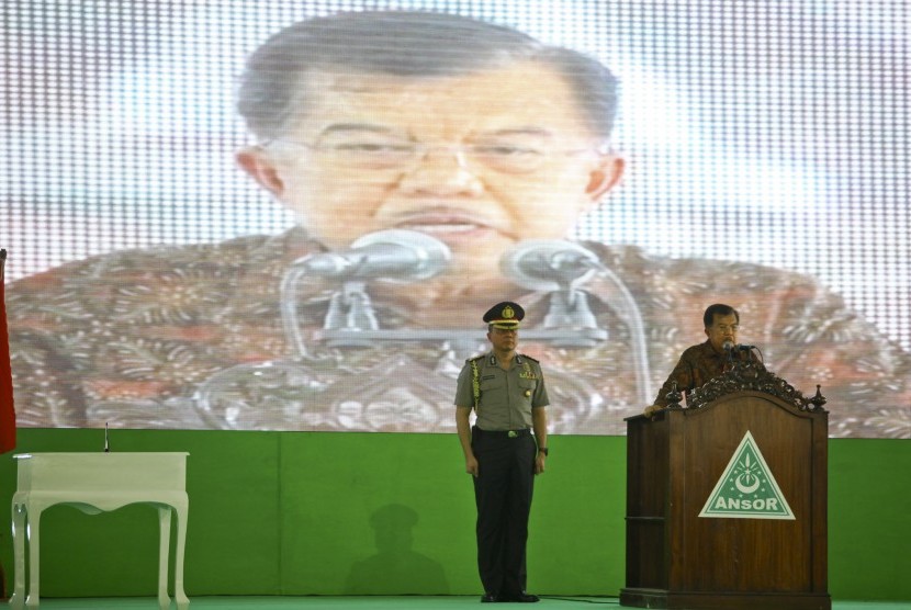 Wakil Presiden RI, Jusuf Kalla (kanan) berpidato saat membuka acara Silaturahmi Akbar dan Kongres XV GP Ansor di Pondok Pesantren Sunan Pandanaran, Sleman, Yogyakarta (26/11). 