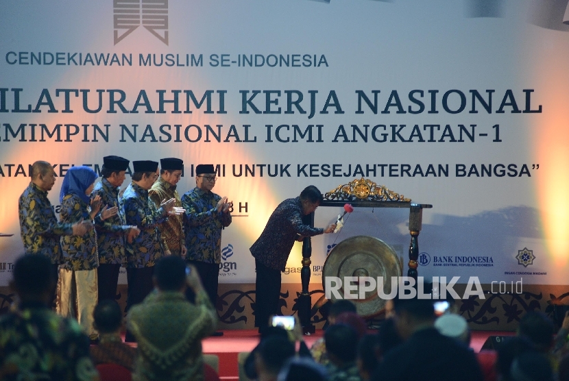 Wakil Presiden RI Jusuf Kalla (kanan) disaksikan oleh Ketua MPR Zulkifli Hasan (kedua kanan), Menteri Agama Lukman Hakim Sasifuddin (ketiga kanan) dan Ketua Ikatan Cendekiawan Muslim se-Indonesia Jimly Asshiddiqie (keempat kanan) memukul gong sebagai tanda