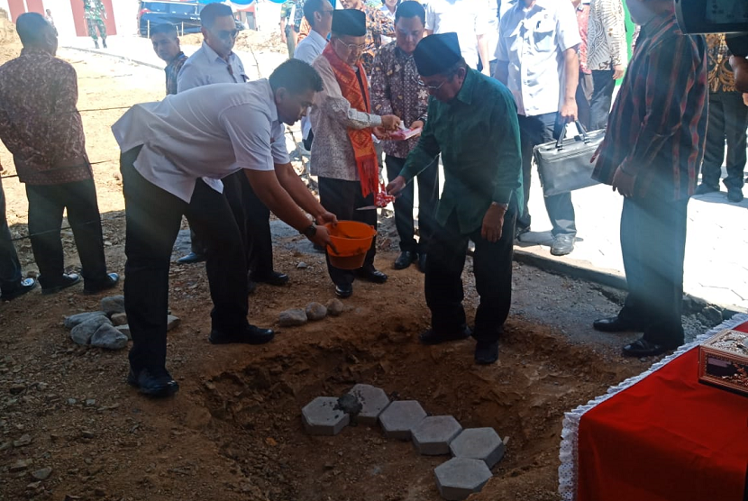 Wakil Presiden RI Jusuf Kalla meletakkan batu pertama gedung fasilitas Pesantren Modern Internasional (PMI) Dea Malela di Sumbawa, Nusa Tenggara Barat (NTB), Sabtu (3/8).