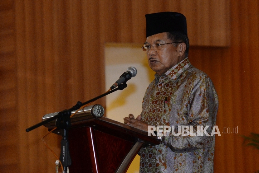 Wakil Presiden RI Jusuf Kalla memberi sambutan dalam Pembukaan Rapat Kerja Nasional 1 Badan Kontak Majelis Taklim (BKMT) di Gedung Serba Guna Asrama Haji Pondok Gede, Jakarta, Kamis (4/5).