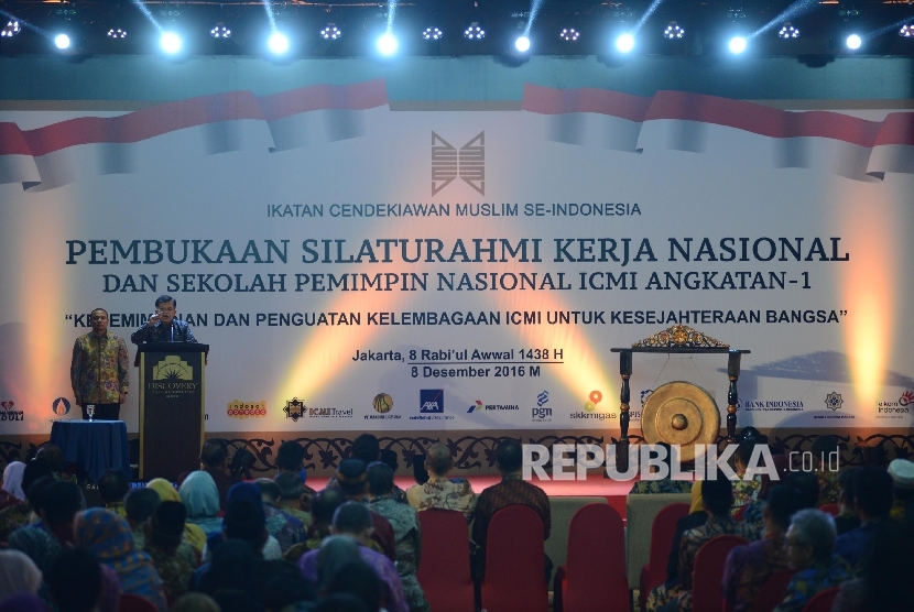 Wakil Presiden RI Jusuf Kalla memberikan kata sambutan sebelum membuka Silaturahmi Kerja Nasional ICMI yang diselenggarakan di Jakarta, Kamis (8/12) malam.