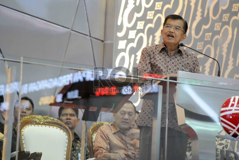  Wakil Presiden RI Jusuf Kalla memberikan sambutannya dalam penutupan perdagangan saham terakhir tahun 2015 di gedung Bursa Efek Indonesia (BEI), Jakarta, Rabu (30/12).  (Republika/Agung Supriyanto)