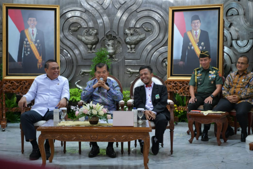 Wakil Presiden RI Jusuf Kalla menerima kunjungan silaturahmi perwakilan organisasi mahasiswa dan kepemudaan Islam di Kantor Wakil Presiden, Jakarta, Senin (11/3).