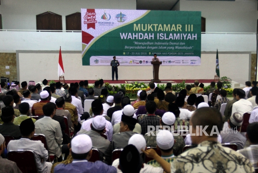 Wakil Presiden RI Jusuf Kalla menyampaikan pidatonya saat menghadiri Muktamar III Wahdah Islamiyah di Asrama Haji, Pondok Gede, Jakarta, Selasa (19/7).  (Republika/Rakhmawaty La'lang)