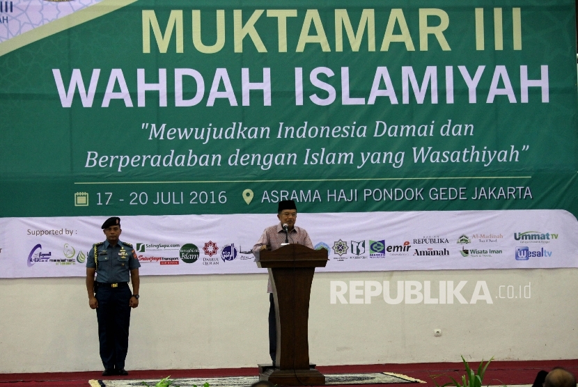 Wakil Presiden RI Jusuf Kalla menyampaikan pidatonya saat menghadiri Muktamar III Wahdah Islamiyah di Asrama Haji, Pondok Gede, Jakarta, Selasa (19/7). (Republika/Rakhmawaty La'lang)