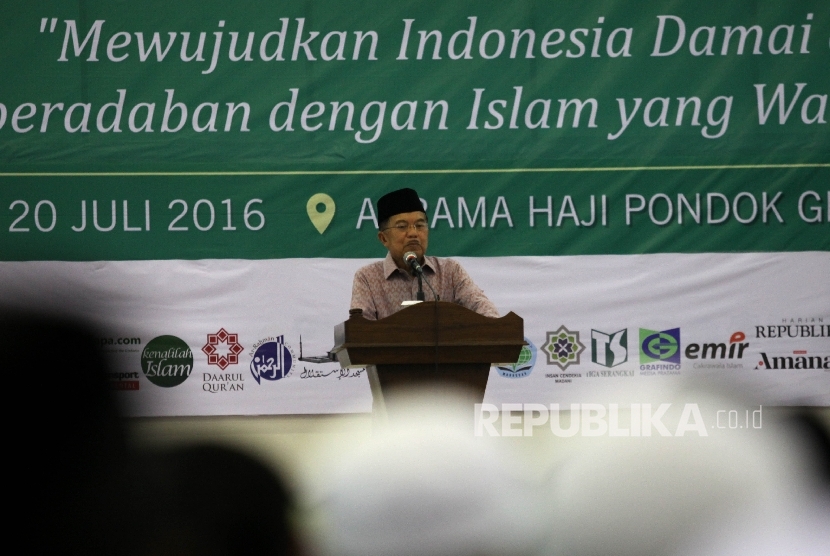 Wakil Presiden RI Jusuf Kalla menyampaikan pidatonya saat menghadiri Muktamar III Wahdah Islamiyah di Asrama Haji, Pondok Gede, Jakarta, Selasa (19/7). (Republika/Rakhmawaty La'lang)