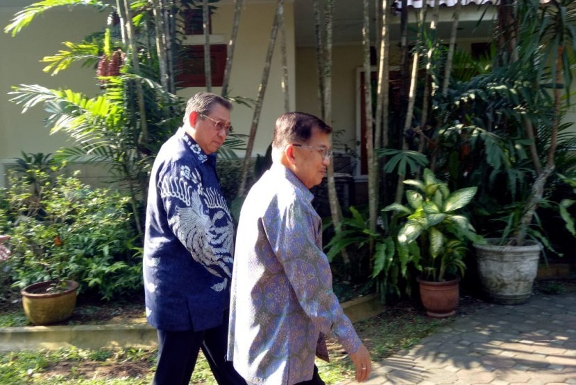 Wakil Presiden periode 2004-2009 dan 2014-2019 M Jusuf Kalla bertemu Presiden RI periode 2004-2014 Susilo Bambang Yudhoyono (SBY) di kediaman pribadinya di Cikeas, Kabupaten Bogor, Rabu (26/6).